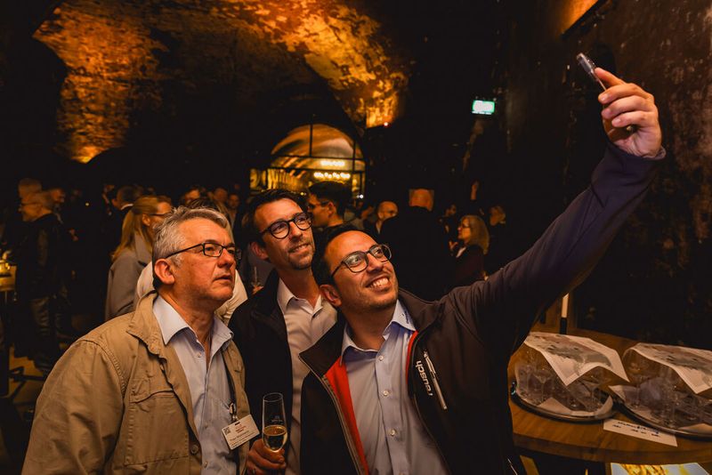 Die Kontakte vom ersten Kongresstag werden hier weiter vertieft... (Bild: Stefan Bausewein)