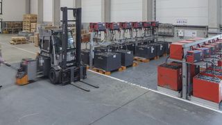 Jedes Gerät ist für Batterien mit einer Spannung von 12 bis 80 Volt geeignet. Die Mitarbeiter müssen sich daher keine Gedanken machen, welche Batterie sie an welches Ladegerät hängen. (Bild: Fonius International)
