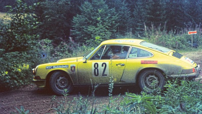 Werner Thoma und Hans Dumler auf einem Porsche 911 S bei einem kleinen Fauxpas im Jahr 1972. (Bild: Mester)