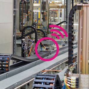 Smart Plastics im Einsatz – isense-EC.B-
Module von Igus überwachen mithilfe eines Polymerdrahts im Innern der Energiekette sowie einer Sensoreinheit (Markierung in Magenta) den Zustand der Kette. 