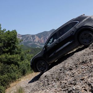 Auch ins Gelände kann der E-Cayenne.(Bild:  Porsche)