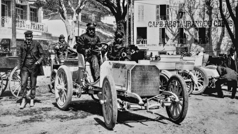 Mercedes 35 PS, der erste Mercedes und das erste moderne Automobil der Geschichte. Foto des Mercedes 35 PS Rennwagens des Barons Henri de Rothschild beim Bergrennen Nizza–La Turbie am 29. März 1901 während der Woche von Nizza, 25. bis 29. März 1901. Am Steuer Wilhelm Werner. (Bild: Mercedes-Benz AG)