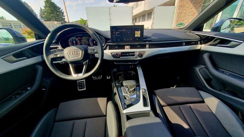 6. Der Innenraum : Auch ohne Leder-Vollausstattung erfüllte der edle Innenraum des Testwagens die Erwartungen, die man an ein deutsches Premiumfahrzeug stellt. Das Cockpit ist fahrerorientiert, die gewählten Materialien, allen voran die gebürsteten Aluminium-Dekorelemente, sind gut gewählt, und die Haptik und Verarbeitung sind makellos.  (Bild: Mauritz – VCG)