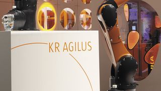 Ein Kleinroboter, der mit einem Han-Yellock 30 versorgt wird. (Bild: Kuka)