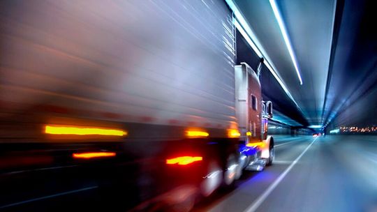 Trotz aller Erfahrungswerte menschlicher Routenplaner: KI und smarte Softwarelösungen können in Zeiten sich ändernder Kundenbedürfnisse und komplexeren Lieferketten bei der Planung smarter Routen unterstützen. Trotz aller Erfahrungswerte menschlicher Routenplaner: KI und smarte Softwarelösungen können in Zeiten sich ändernder Kundenbedürfnisse und komplexeren Lieferketten bei der Planung smarter Routen unterstützen.