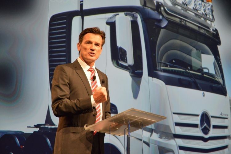 Wolfgang Bernhard: „Unser Actros stellt sich gerade europaweit dem Wettbewerb in einem Verbrauchsvergleich. Dazu werten wir die Ergebnisse aus über 400 Fuhrparks aus. Der Actros hat eine Siegerquote von über 90 Prozent.“ (Foto: Achter)