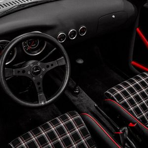 Auch dem Innenraum des Roadster 2.7 hat Memminger seinen eigenen Stempel aufgedrückt.(Bild:  Memminger)