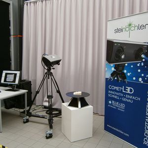 Leicht, einfach und hochgenau ist der Comet LED. Ein Streifenprojektionssystem zur 3D-Datenerfassung von kleinen und mittelgroßen Bauteilen. Die Software ist windowsbasiert und stammt von Steinbichler selbst. (Königsreuther)