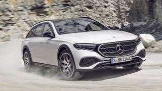 Die neue Mercedes E-Klasse All Terrain kann in der Version E300 de 4Matic mit Diesel oder Strom fahren – ein Alleinstellungsmerkmal. (Bild: Mercedes-Benz Group)