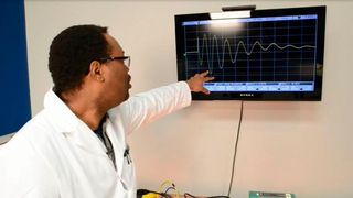 Neben den Tests dient das Labor auch der Aufklärung von Kunden und Interessenten über die Folgen mangelnder Stromqualität. An deren eigenen Anlagen können hier diverse Störungen simuliert und die Auswirkungen direkt dargestellt werden. (Bild: Powervar)