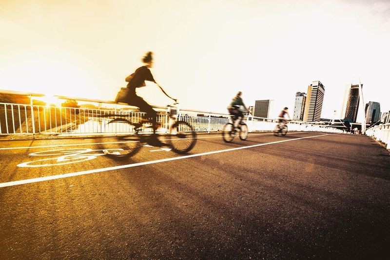 Räder mit Elektroantrieb gehören inzwischen vielerorts zum Straßenbild. Sie sind ein wichtiger Baustein eines vernetzten und klimafreundlichen Lebensstils. (Continental)