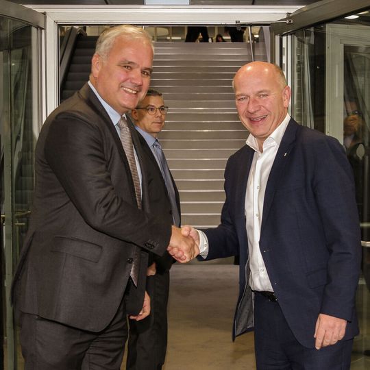 (v.l.n.r.) Bayer-Vorstandsmitglied Stefan Oelrich begrüßt den Regierenden Bürgermeister von Berlin, Kai Wegner vor der Bayer Pharmazentrale in Berlin(Bild:  Bayer)