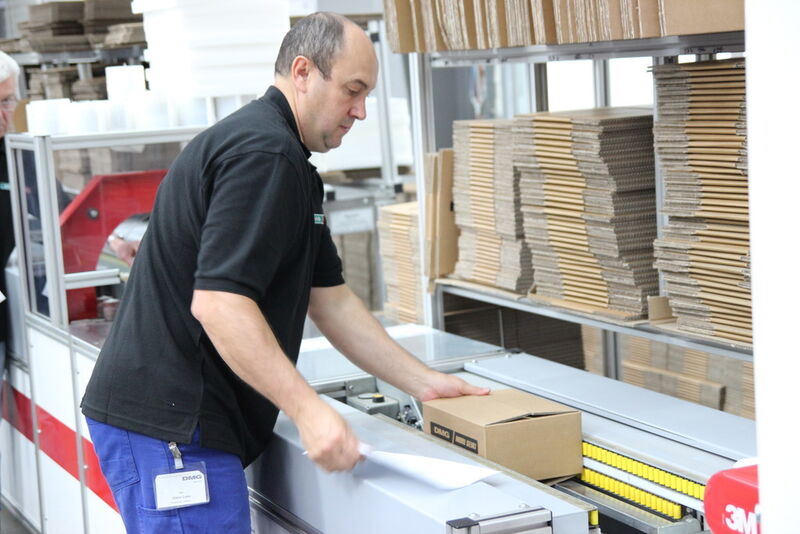 Die Verpackungslinie kommt von 3M. Am Tag verlassen 1500 Artikel das Logistikzentrum. (Bild: Weber)