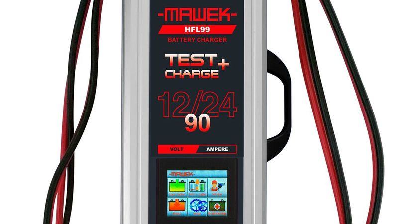 Mehr als nur ein Ladegerät: Mit dem neuen Modell HFL99 lässt sich auch die Leistung von Batterien kontrollieren.(Bild:  MAWEK)