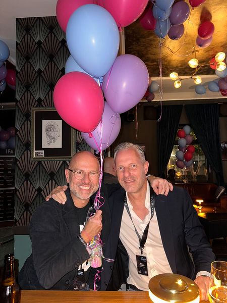 Einer der heutigen Sponsoren (l.) Maciej Wieczorek (ZOTAC) gratuliert Björn Siewert (S&K) zum 30. Firmenjubiläum. (Bild: Vogel IT-Medien GmbH)