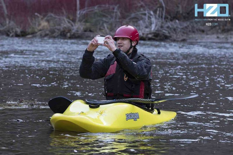 Die wasserabweisenden und korrosionshemmenden Spezialbeschichtungen von HZO schützen elektronische Geräte vor Regen, Dampf, Staub, Sand und selbst beim Eintauchen in Wasser. (HZO)