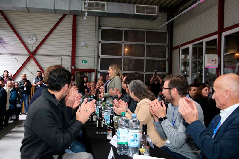 Beim Begrüßungsabend in der Karosseriehalle wurde die neue Landesinnungsmeisterin von den Kolleg:innen herzlich begrüßt. (Bild: Jürgen Klasing)