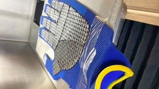 Schutzhandschuhe sind bisher mit üblichen elastischen Polymeren beschichtet. Forscher wollen das ändern. Sie setzen dabei auf umweltfreundliches Lignin, das mittels 3D-Drucker appliziert wird. Erste Ergebnisse lassen hoffen ... (Bild: DITF)