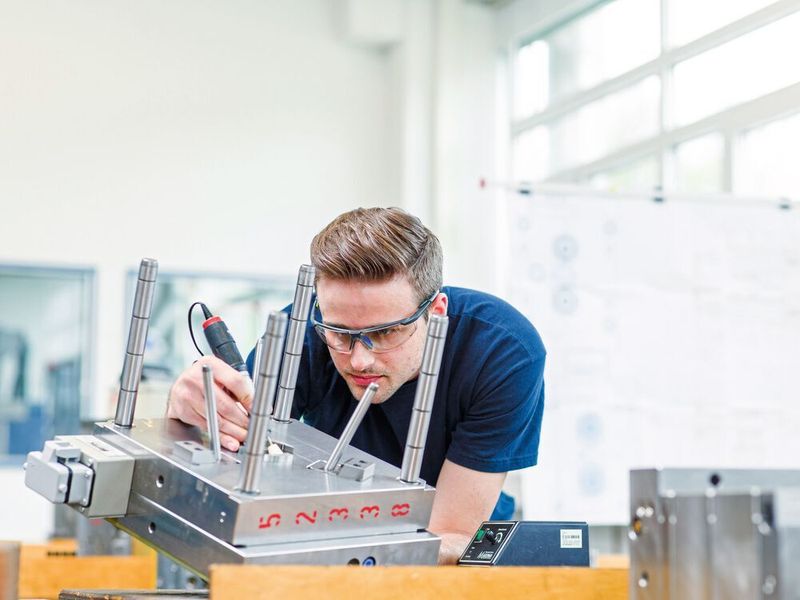 Alle für die Montage benötigten Bauteile werden unter strengsten Qualitätsvorgaben im Wirthwein-Werkzeugbau gefertigt und in die Spritzgießwerkzeuge integriert. (Wirthwein Medical)