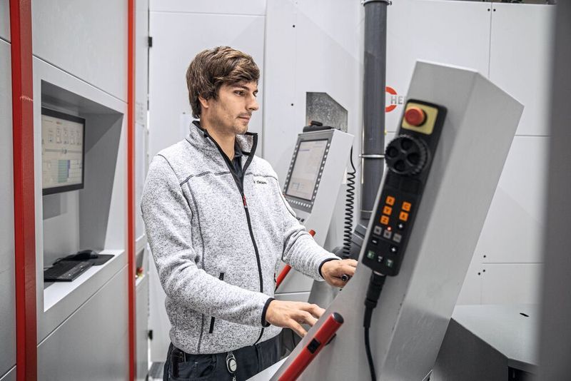 Anlagenbediener Kevin Stark ist für das Rüsten der Werkzeuge und Werkstücke sowie für das Checken der Mess­ergebnisse verantwortlich. (Hermle)