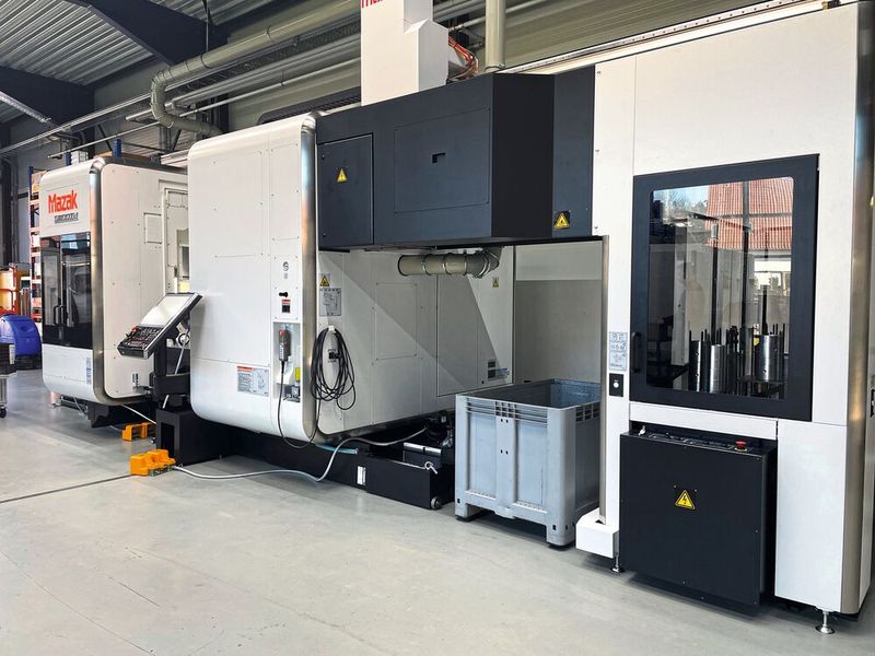 Der Portallader (rechts) wird auch für das Handling von heiklen Teilen eingesetzt. (Bild: Andrea Jäger)