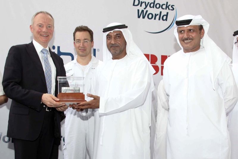 Aus der Hand von Scheich Ahmed Bin Saeed Al Maktoum erhielt Stefan Habild (l.) ein Stück des ersten, für die Plattform geschnittenen Stahls, als Erinnerungsstück - ebenfalls dabei: Markus Johannes Voege, Vice President Operations & Production Drydocks World. (Bild: ABB)