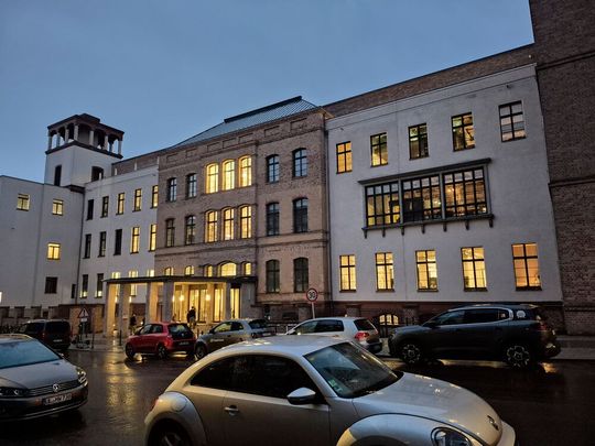 Im Google AI Center Berlin drehte sich im Rahmen der Veranstaltung "KI im Automobil: Praxisrelevante Herausforderungen aus Sicht der Digitalen Infrastrukturen“ alles rund um künstliche Intelligenz, SDV-Architekturen, Cybersecurity, Performance und Skalierung.(Bild:  Stefanie Eckardt)