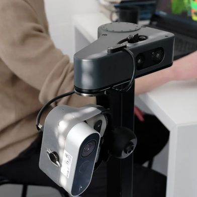 Dank Sprachmodell findet der Roboter verlorene Gegenstände - künftig soll ihm das sogar gelingen, wenn er hinter Türen oder in Schubladen suchen muss.  (Bild: Andreas Schmitz/TUM)