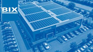 Die eigene Photovoltaik-Anlage ist für die meisten Kfz-Betriebe die beste Antwort auf steigende Energiepreise. (Bild: KI-generiert)