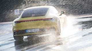 Porsche liefert die aktuelle Neuauflage des Porsche 911 mit einem weiteren Assistenzsystem aus: dem „Porsche Wet Mode“. (Bild: Porsche)