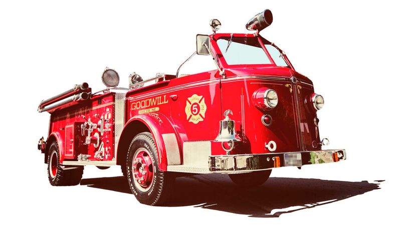 Sonderpreis: Der American LaFrance Firetruck von 1952 verkörpert die Tradition und Stärke der amerikanischen Feuerwehrfahrzeuge. Mit seinem unverwechselbaren, rot lackierten Stahlkörper und der massiven Bauweise ist dieser Oldtimer ein beeindruckendes Stück Automobilgeschichte. Angetrieben wird er von einem leistungsstarken V 12 Motor mit 7,7 L Hubraum und 204 PS, der auch unter den anspruchsvollsten Bedingungen zuverlässig funktioniert. Die Größe und das Gewicht des Fahrzeugs sind typisch für Feuerwehrfahrzeuge dieser Ära und spiegeln deren Fähigkeit wider, große Mengen an Ausrüstung und Wasser zu transportieren. Dieses Exemplar ist hervorragend erhalten, mit sorgfältig restaurierten Details und einer intakten Originalausstattung. Gespendet von Armin Bening.    (Bild: Lebenshilfe Gießen)
