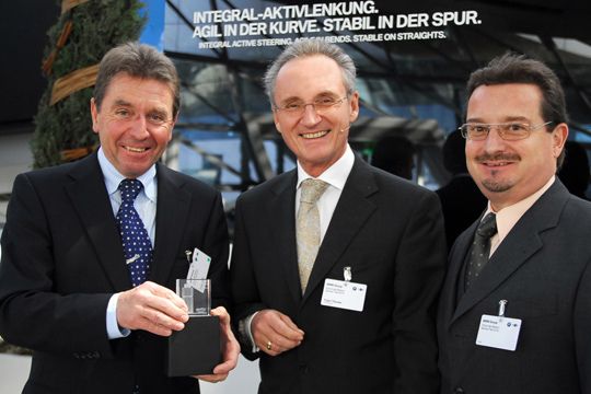 Bei der Pokalübergabe an die Besten: (v. li.) Xaver Auer (Autohaus Auer), Franz Thurner, Leiter Aftersales, und Claus Tengler (Autohaus Auer). (Archiv: Vogel Business Media)