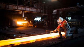 Glühender Block im Walzwerk (Bild: Buderus)