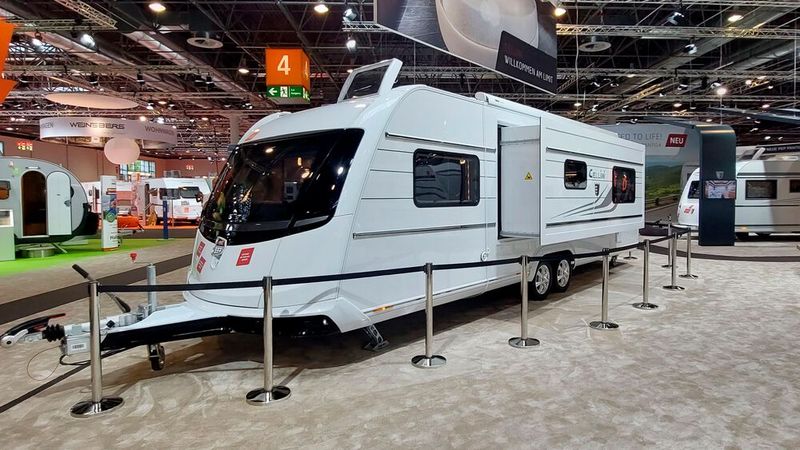 Ein weiterer Messetrend: Wohnwagen. Sie sind günstiger und schneller lieferbar als Reisemobile. Ihr Image ist längst nicht mehr so verstaubt wie früher ... (Bild: Mauritz – »kfz-betrieb«)
