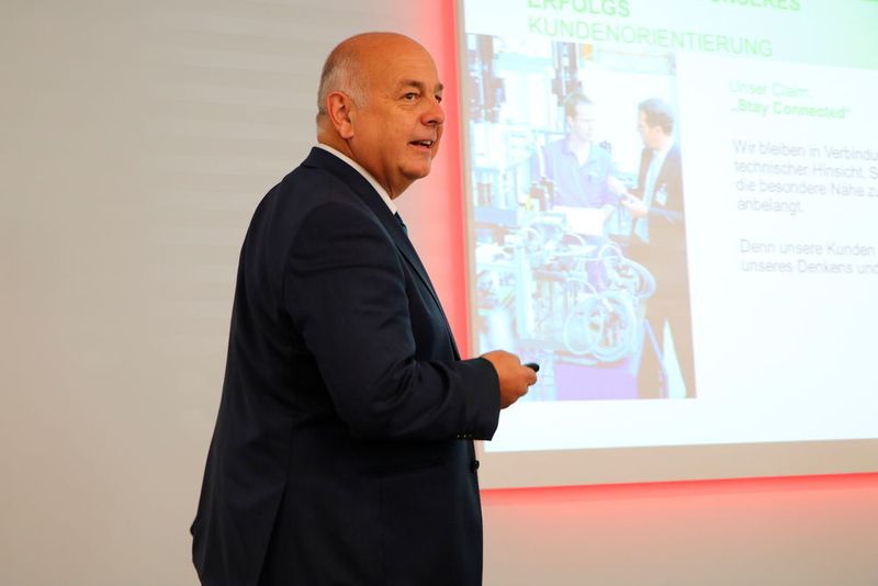 Wolfgang Wiedemann von Murrelektronik erklärte den Weg von der konventionellen Safety-Verdrahtung zur Safety-Steuerung.  (K. Juschkat/konstruktionspraxis)