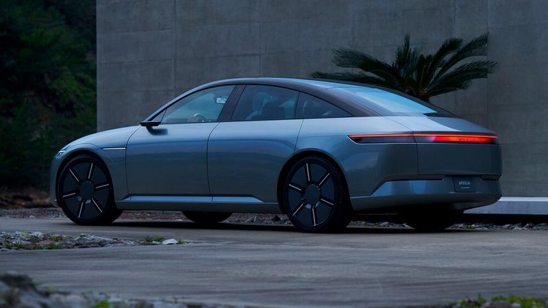 Vorne wie hinten bietet das Auto durchgehende Leuchteinheiten. (Bild: Sony)