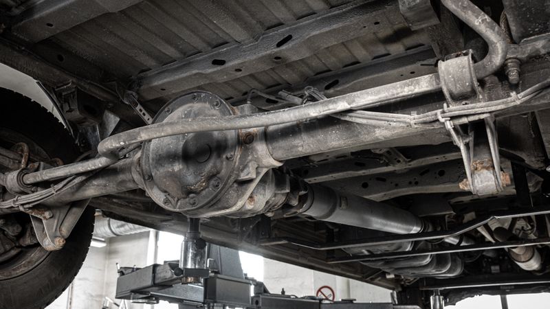 Gelenkwelle im Unterboden eines Transporters: Je nach Fahrzeugtyp variiert die erwartbare Lebensdauer.  (Bild:  Welte Cardan-Service)