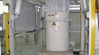 Die von IB Verfahrens- und Anlagentechnik gebaute Station erlaubt die Big Bag-Entleerung ohne Staubemissionen.  (Bild: IB Verfahrens- und Anlagentechnik)