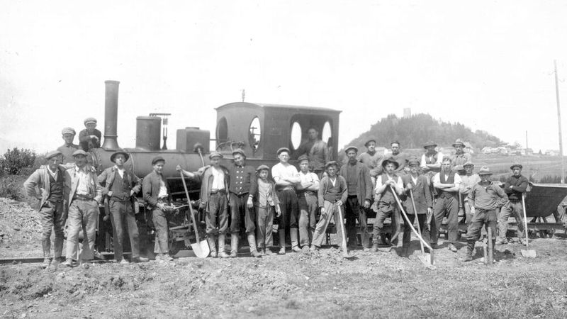 Am 14. August 1925 wurden die ersten Bauverträge unterschrieben. In Folge waren bis zu 2.300 Menschen beim Bau des Nürburgrings gleichzeitig beschäftigt, überwiegend zuvor Erwerbslose aus der Region. (Bild:  Nürburgring 1927 GmbH & Co. KG)