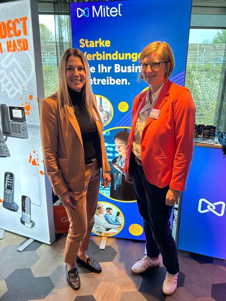 Sandra Schu (l., Herweck) und Katarina Görtz (Mitel) (Bild: Vogel IT-Medien)
