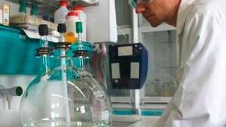 Dr. Christian Bauch prüft in der Entwicklungsabteilung die Qualität eines Rohdestillats. (IMG Investitions- und Marketinggesellschaft Sachsen-Anhalt)