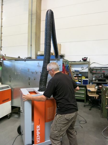 Dank Rollen ist das Schweißrauch-Filtergerät schnell an den gewünschten Platz gerückt. (Bild: Finus)