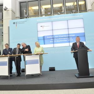 Bundesgesundheitsminister Hermann Gröhe: „Unsere steigende Lebenserwartung beruht zu einem erheblichen Teil auf der Entwicklung neuer Medikamente. Damit sich die Patientinnen und Patienten auch in Zukunft auf hochwertige Medizin verlassen können, brauchen wir weiterhin einen starken Pharma-Standort Deutschland.“