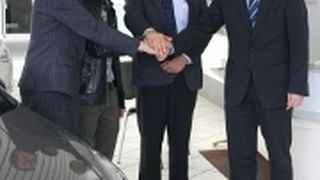 Geschäftsführerin Petra Pientka, Werkstudent Philipp Jonatzke sowie Ulrich Freitag und Niels Biethahn von der BITS besiegeln die Zusammenarbeit. (Büttner)