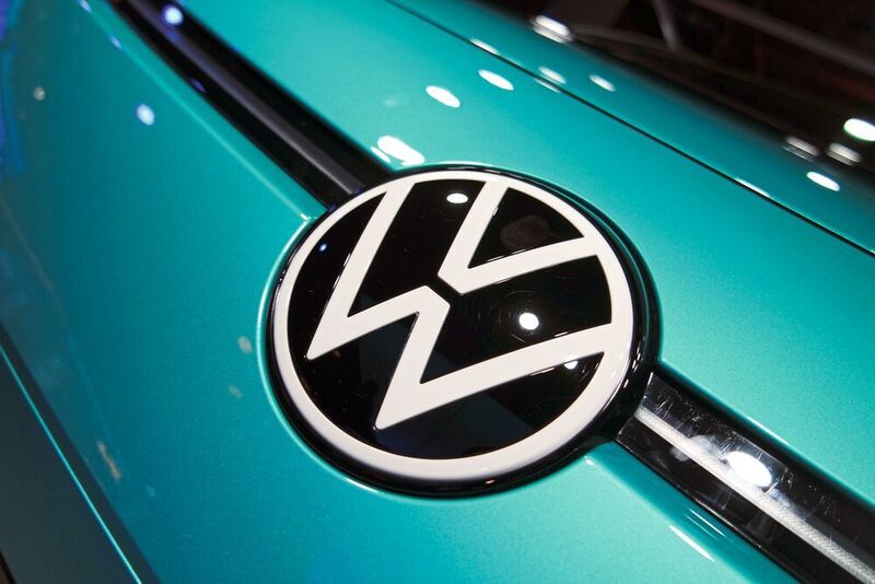 Das neue VW-Logo prangt bereits auf dem ID 3. In Deutschland darf es allerdings nicht leuchten. (Mario Hommen/SP-X)