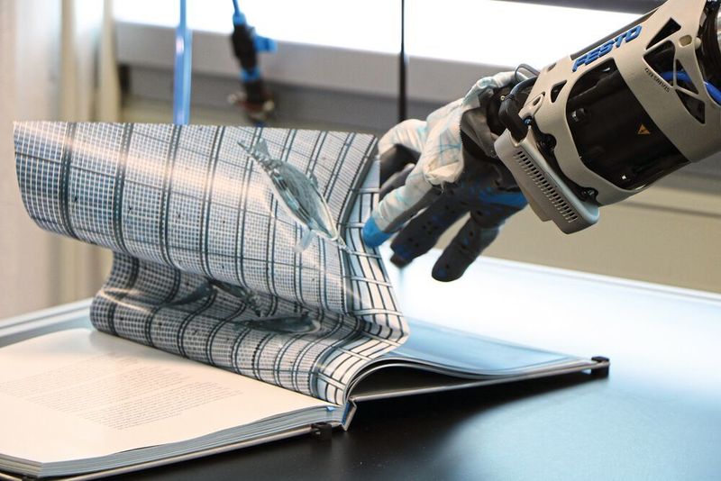 Die Soft Hand ist nur ein Subsystem des Bionic Mobile Assistant, die beiden weiteren sind ein mobiler Roboter sowie ein elektrischer Roboterarm (im Bild). Mit dem Dyna Arm sind schnelle und dynamische Bewegungen möglich. Damit kann der Roboter sogar Buchseiten umblättern.  (Ute Drescher/konstruktionspraxis)