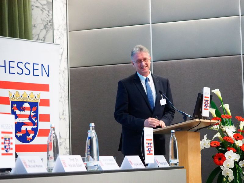 Prof. Dr. Dieter W. Fellner vom Fraunhofer-Institut für Graphische Datenverarbeitung berichtete über biometrische und Visual-Computing-Verfahren im Bereich der IT-Sicherheit (Bild: mk)