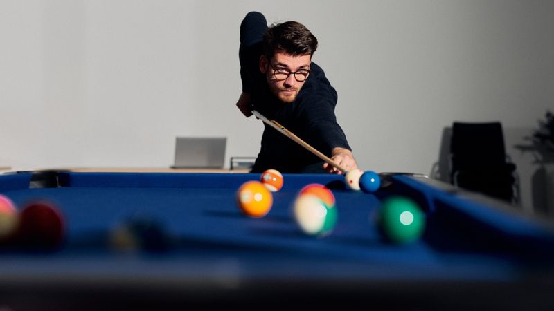 Studierende des praxisinterierten Bachelorstudiengangs Mechatronik/Automatisierung am Campus Gütersloh der HSBI entwickelten im Rahmen eines zweisemestrigen Projekts einen vollautomatisierten Billardtisch, der selbstständig gegen menschliche Spieler antreten kann.(Bild:  P. Pollmeier/HSBI)
