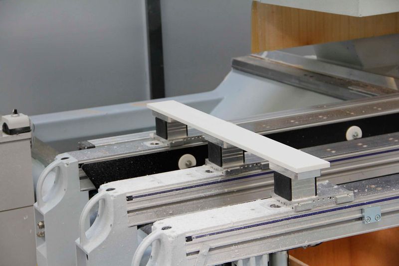 Die Werkstücke aus Corian werden mithilfe von Aluminium-Blocksaugern von Schmalz prozesssicher gespannt. (Schmalz)