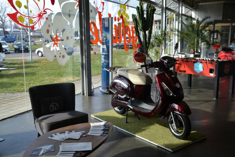 Trotz klar festgelegter Prozesse können die Mitarbeiter ihre kreativen Vertriebsideen realisieren. So gibt es bei Auto Saxe nicht nur Autos, sondern auch Elektroroller, Schlauchboote und sogar Apfelschälmaschinen zu kaufen. (Foto: Mauritz)